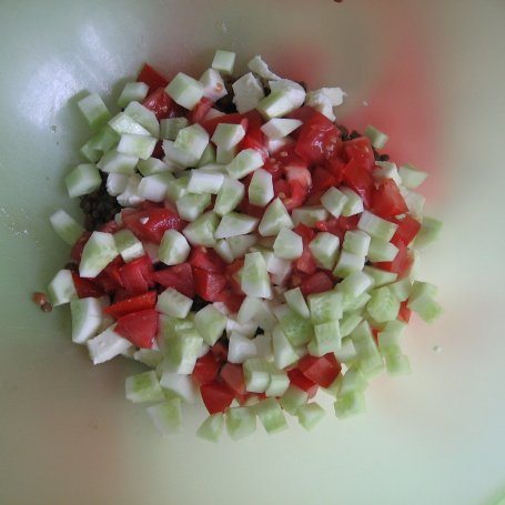 Krok 3 - Sałatka z kaszą jaglaną, pomidorem i ogórkiem foto