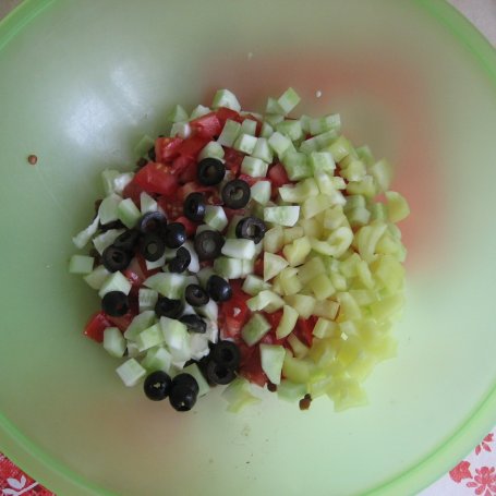 Krok 4 - Sałatka z kaszą jaglaną, pomidorem i ogórkiem foto
