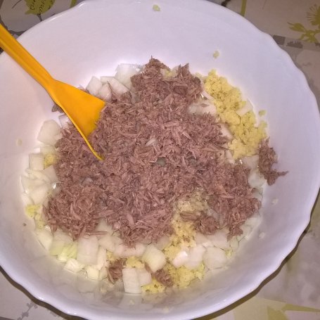 Krok 3 - Sałatka z kaszą jaglaną, tuńczykiem i suszonymi pomidorami foto