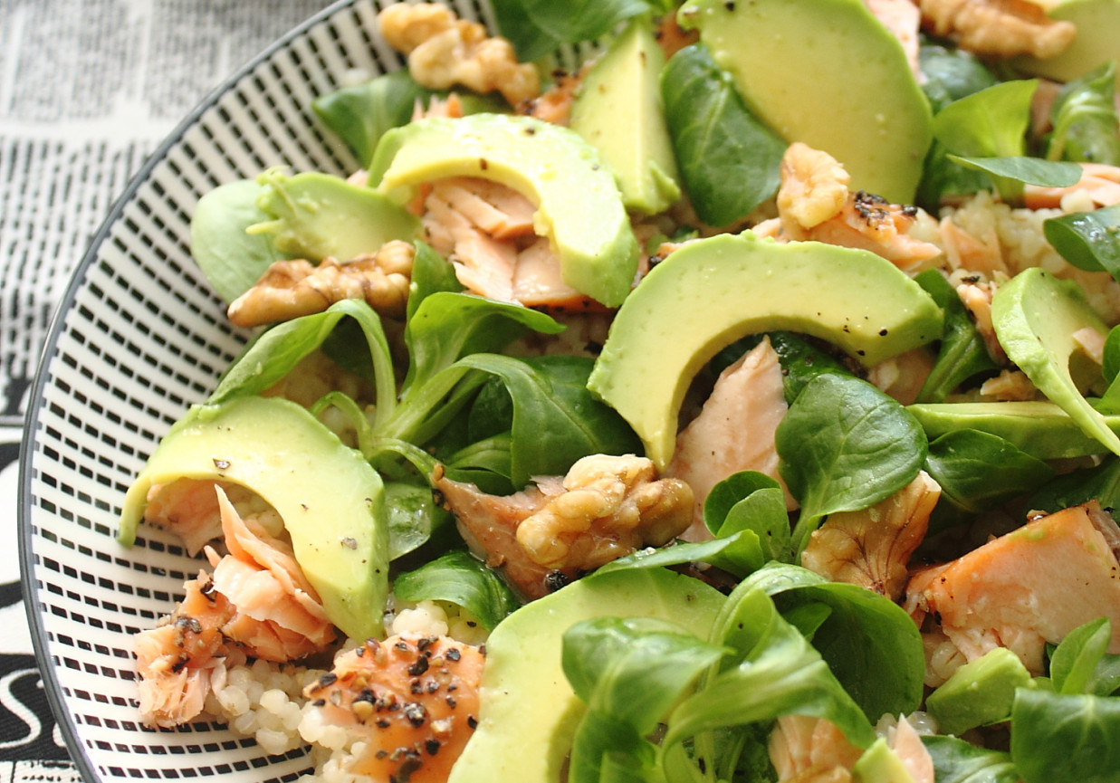 Sałatka z kaszą jęczmienną, wędzonym łososiem i roszponką foto