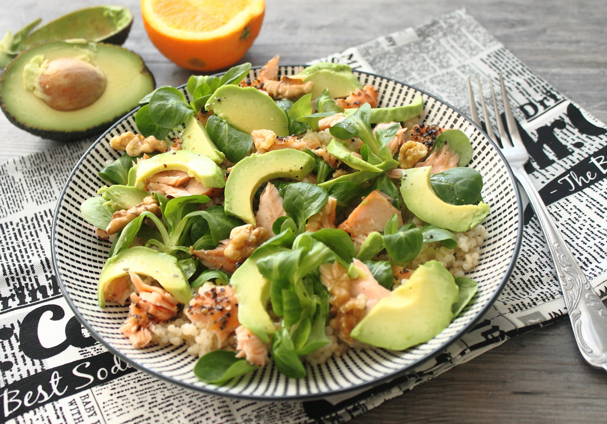 Sałatka z kaszą jęczmienną, wędzonym łososiem i roszponką foto