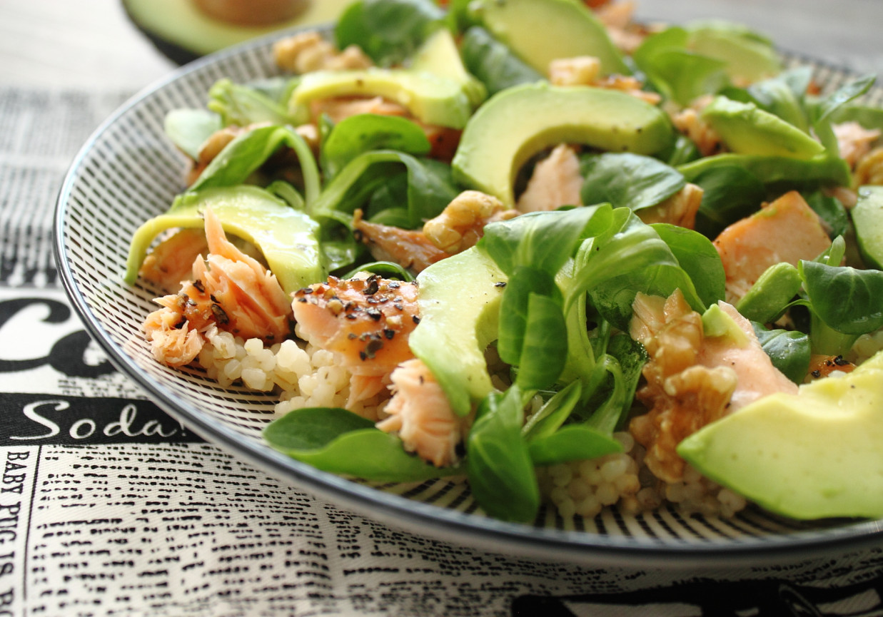 Sałatka z kaszą jęczmienną, wędzonym łososiem i roszponką foto