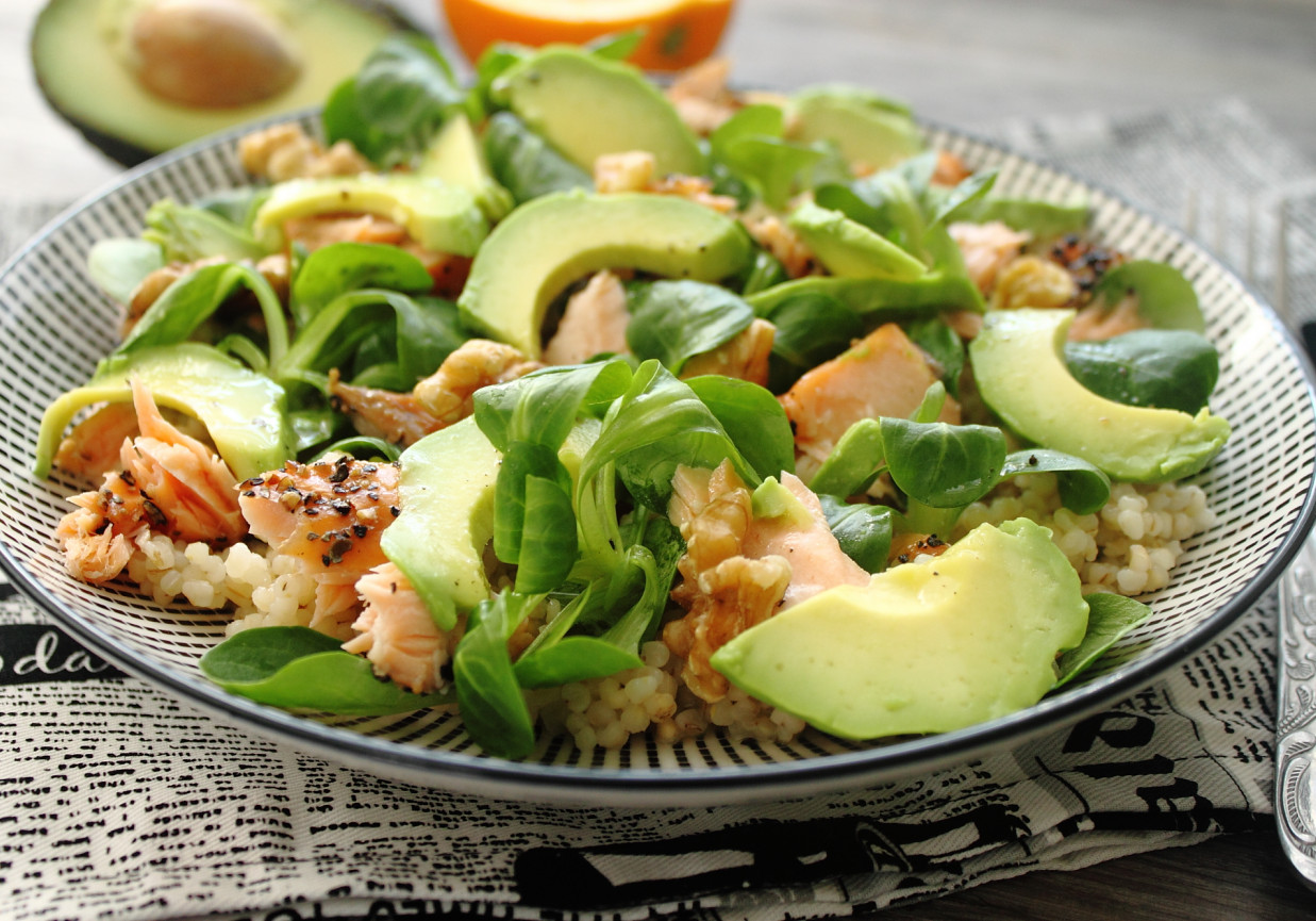 Sałatka z kaszą jęczmienną, wędzonym łososiem i roszponką foto