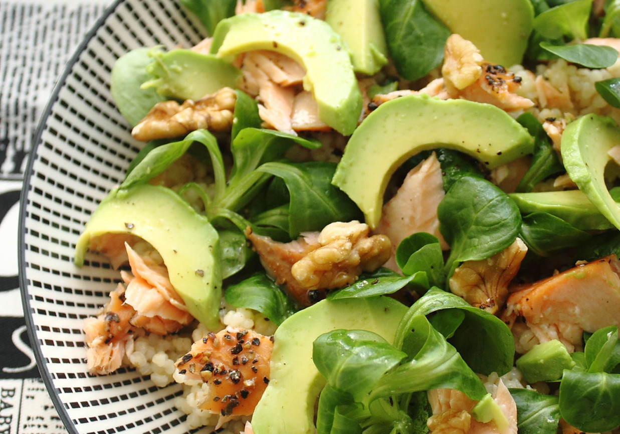 Sałatka z kaszą jęczmienną, wędzonym łososiem i roszponką foto