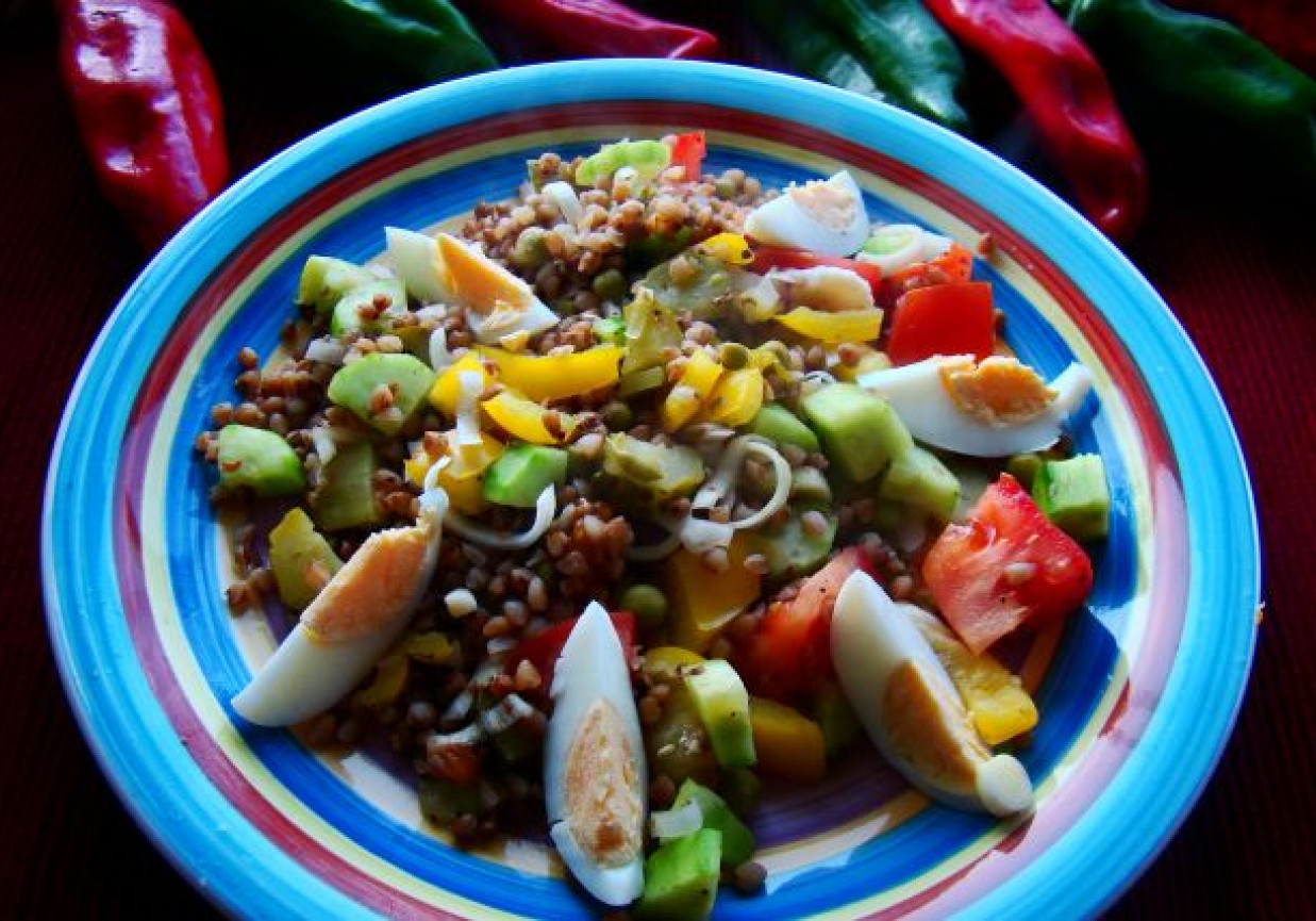 Sałatka z kaszy gryczanej i jajka foto