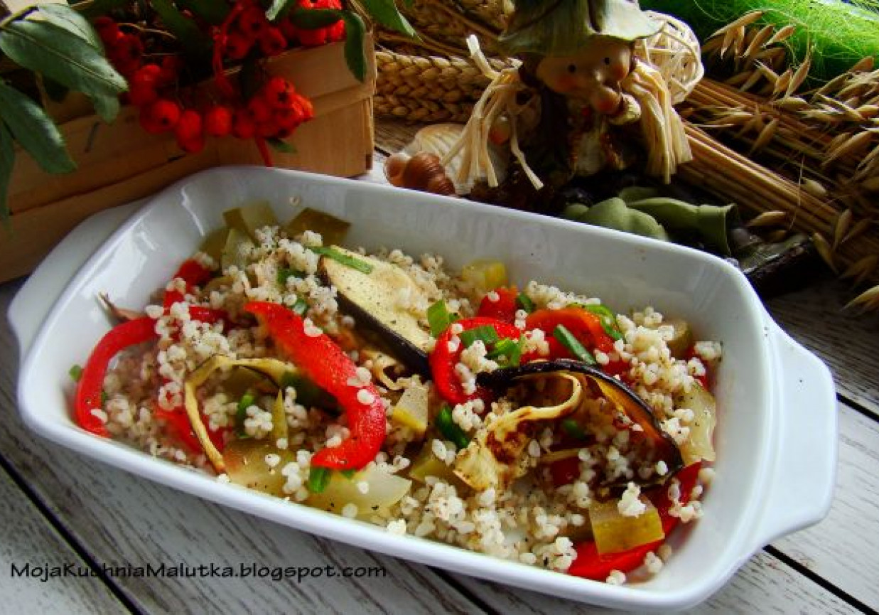 Sałatka z kaszy jaglanej i grillowanego bakłażana foto