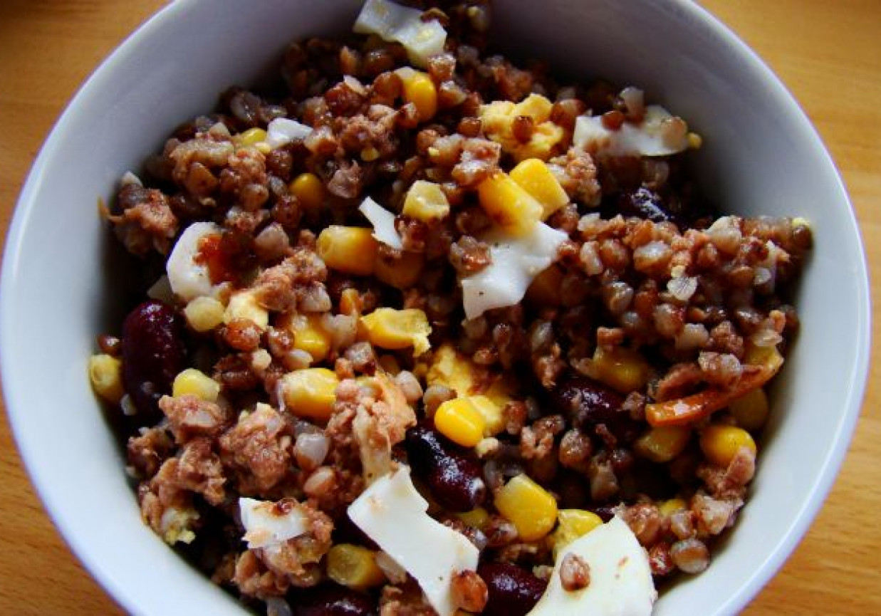 Sałatka z kaszy z dodatkami foto