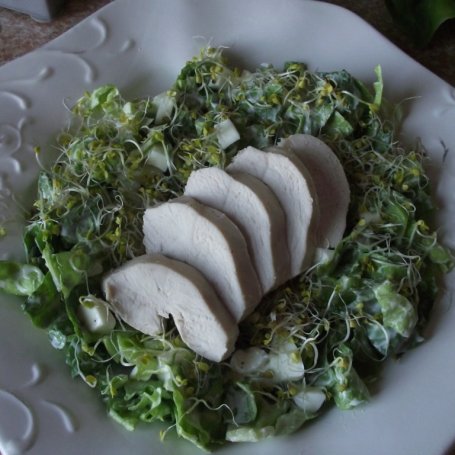 Krok 5 - Sałatka z kiełkami brokuła i gotowanym kurczakiem foto