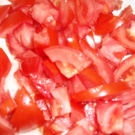 Krok 2 - Sałatka z kiszonego ogórka i pomidora foto