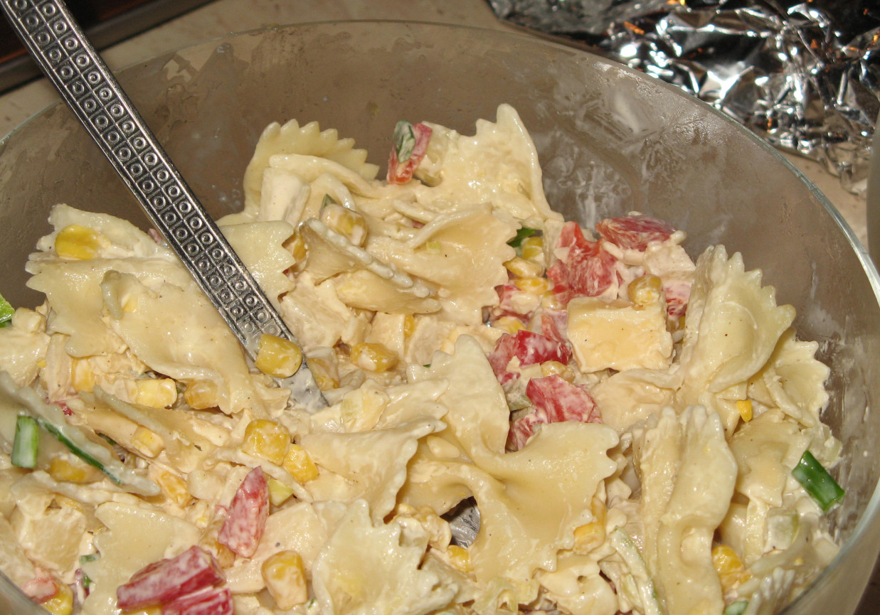 Sałatka z kokardkami foto