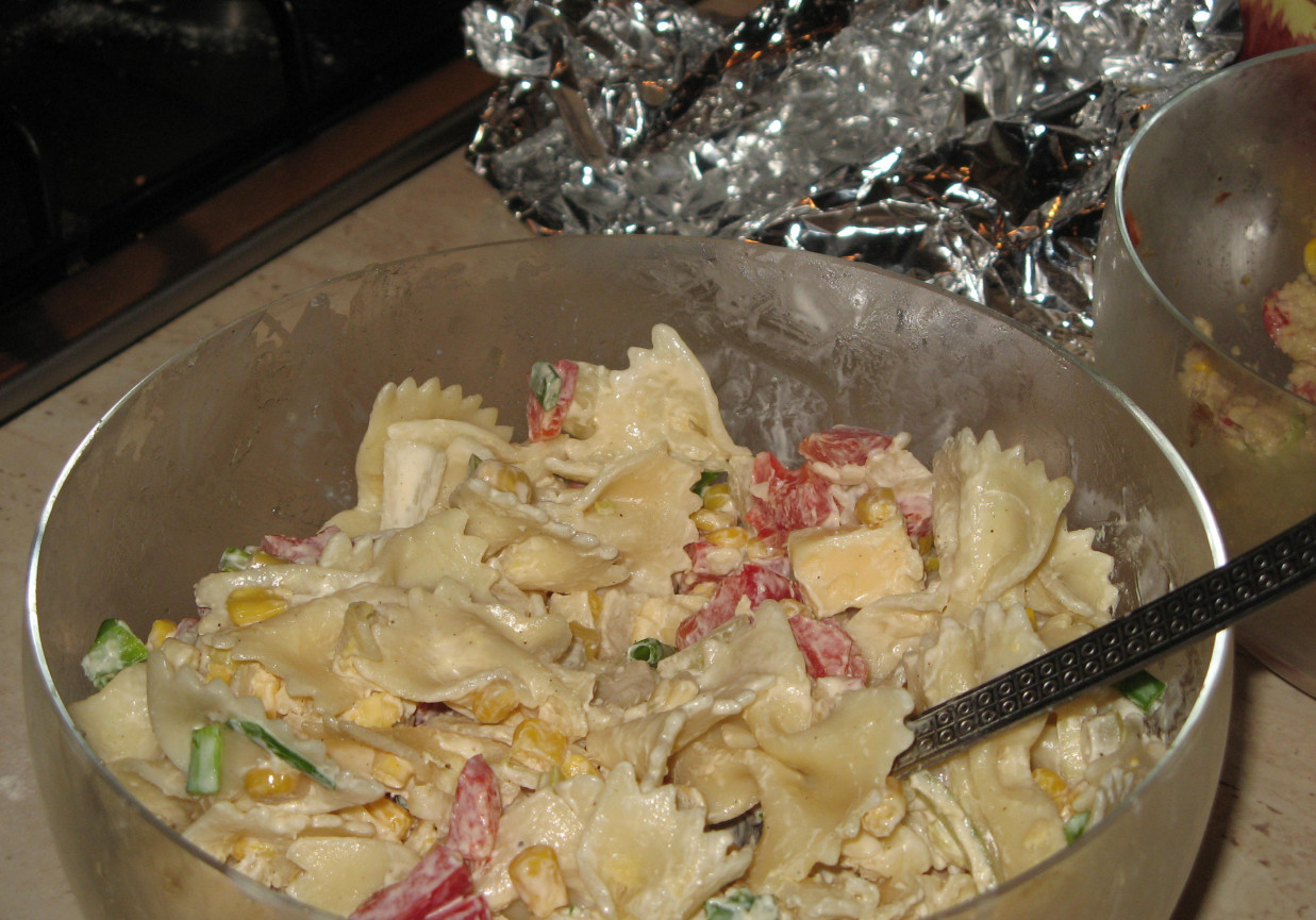 Sałatka z kokardkami foto