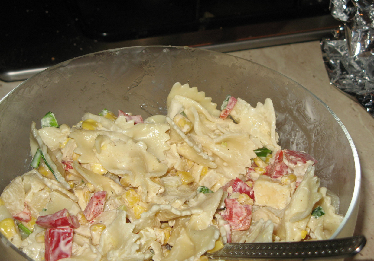 Sałatka z kokardkami foto