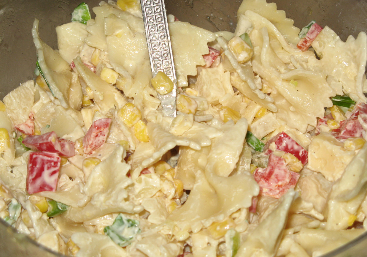 Sałatka z kokardkami foto