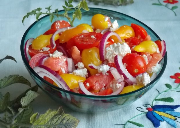 Fotografia przedstawiająca Sałatka z kolorowych pomidorków koktajlowych