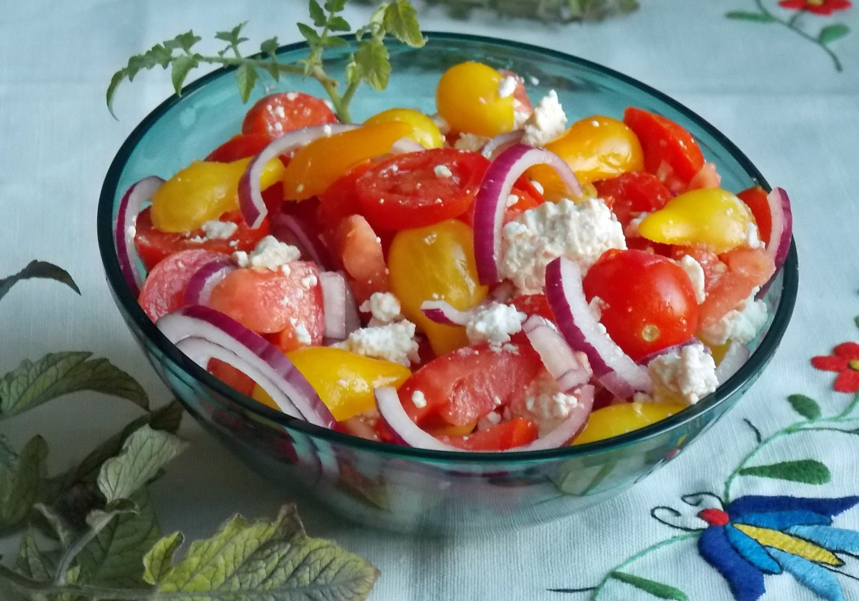 Sałatka z kolorowych pomidorków koktajlowych foto