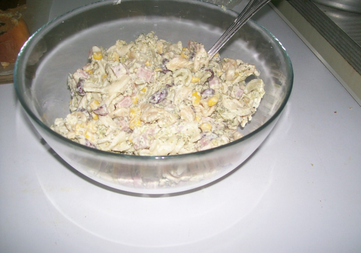 sałatka z kolorowym makaronem foto