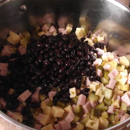 Krok 3 - Sałatka z kolorowym tortellini  i czarną fasolą  foto