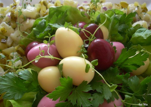 Fotografia przedstawiająca Sałatka z kolorowymi jajeczkami