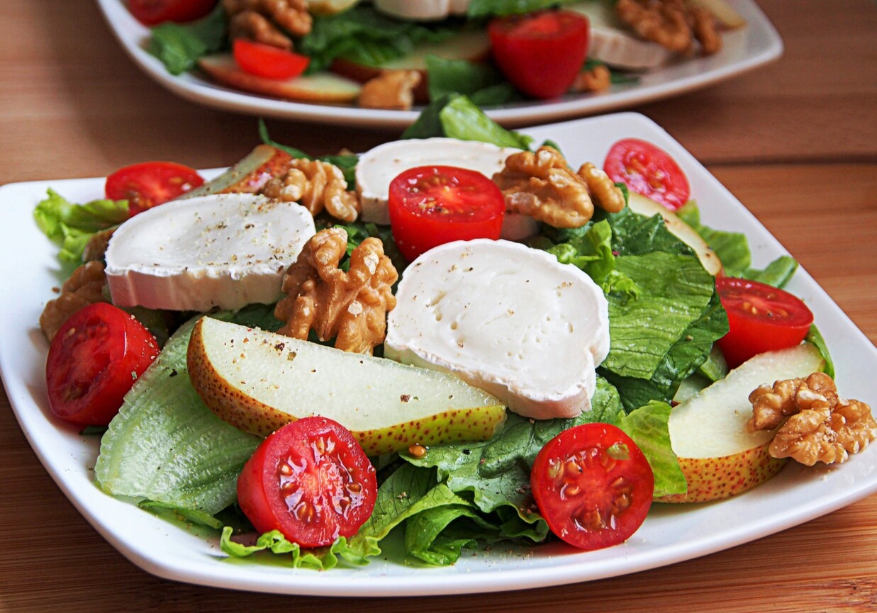 Sałatka z kozim serem i marynowaną gruszką foto