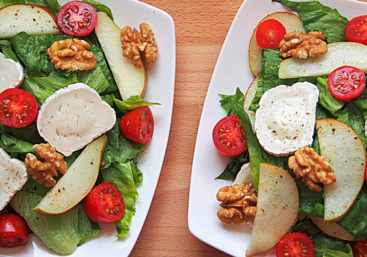 Sałatka z kozim serem i marynowaną gruszką foto