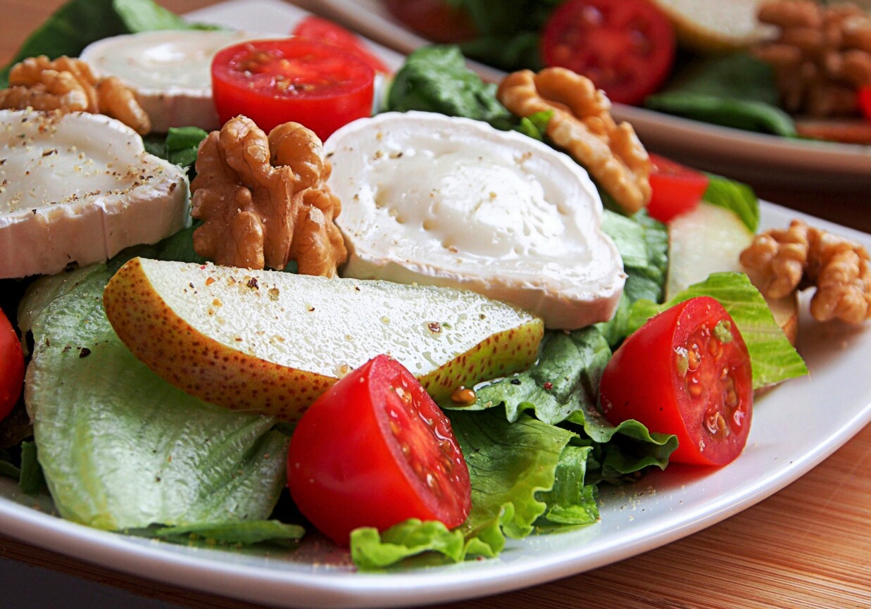 Sałatka z kozim serem i marynowaną gruszką foto