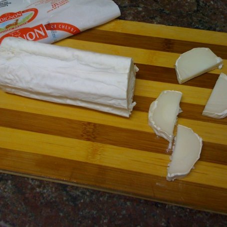 Krok 3 - Sałatka z kozim serem pleśniowym i szpinakiem foto