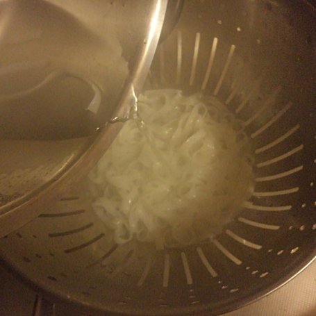Krok 1 - Sałatka z krabami na pierzynce z makaronu ryżowego . foto