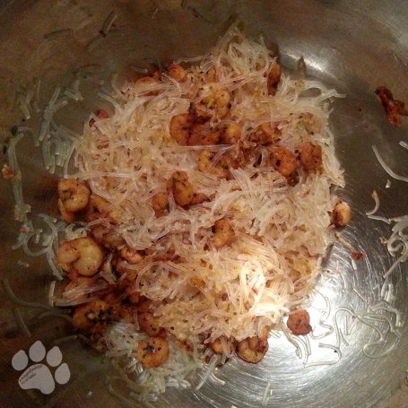 Krok 2 - Sałatka z krewetkami i makaronem ryżowym foto