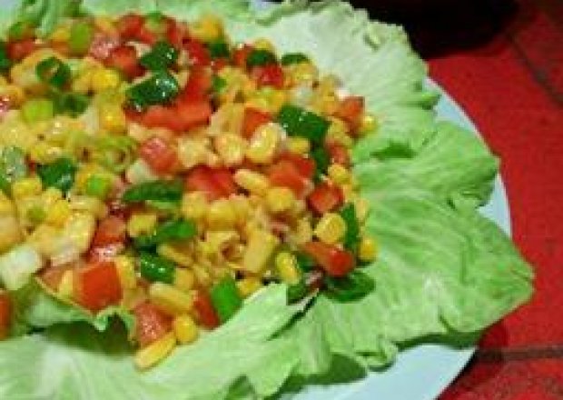 Fotografia przedstawiająca Sałatka z kukurydzą i pomidorami