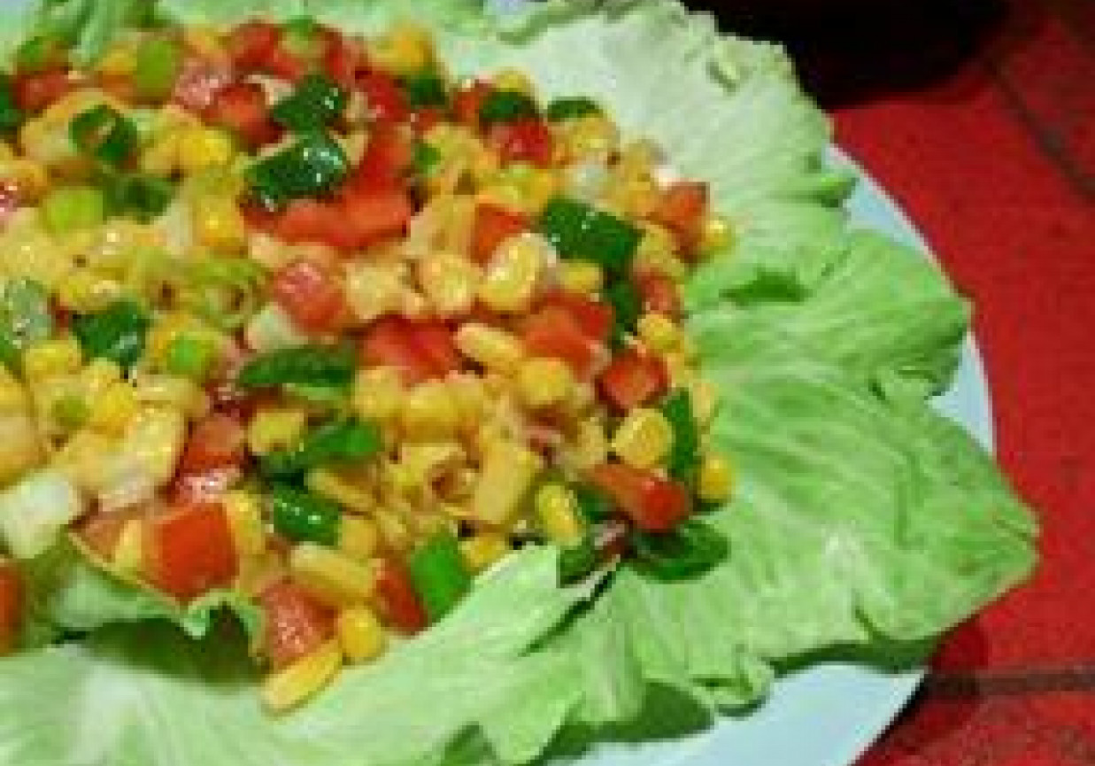 Sałatka z kukurydzą i pomidorami foto