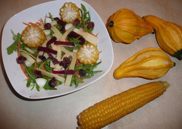 Fotografia przedstawiająca Sałatka z kukurydzą i sosem vinaigrette