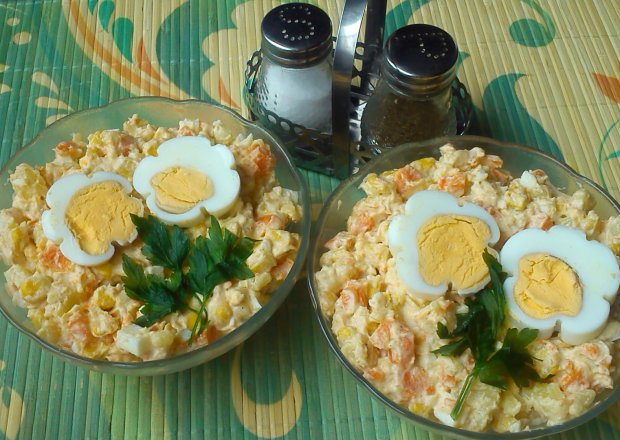 Fotografia przedstawiająca Sałatka z kukurydzą i jajkami