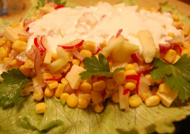 Fotografia przedstawiająca Sałatka z kukurydzy i rzodkiewek