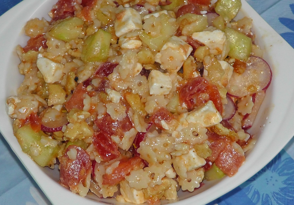 Sałatka z kurczak, pomidor, ogórek, makaron, feta ... foto