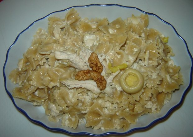 Fotografia przedstawiająca Sałatka z kurczaka i orzechami