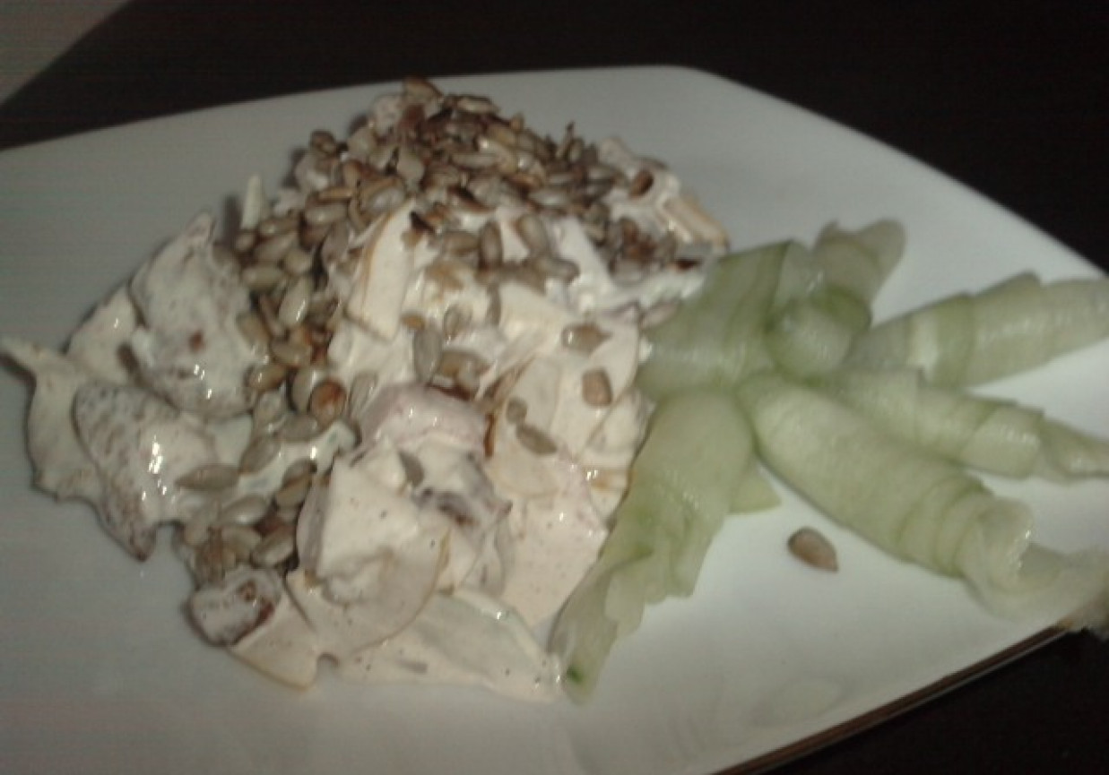 Sałatka z kurczaka, kiełków fasoli mung i słonecznika foto