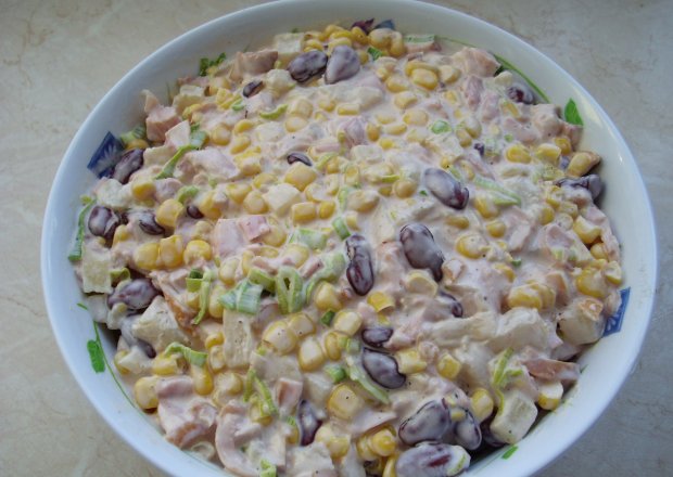Fotografia przedstawiająca salatka z kurczaka wędzonego