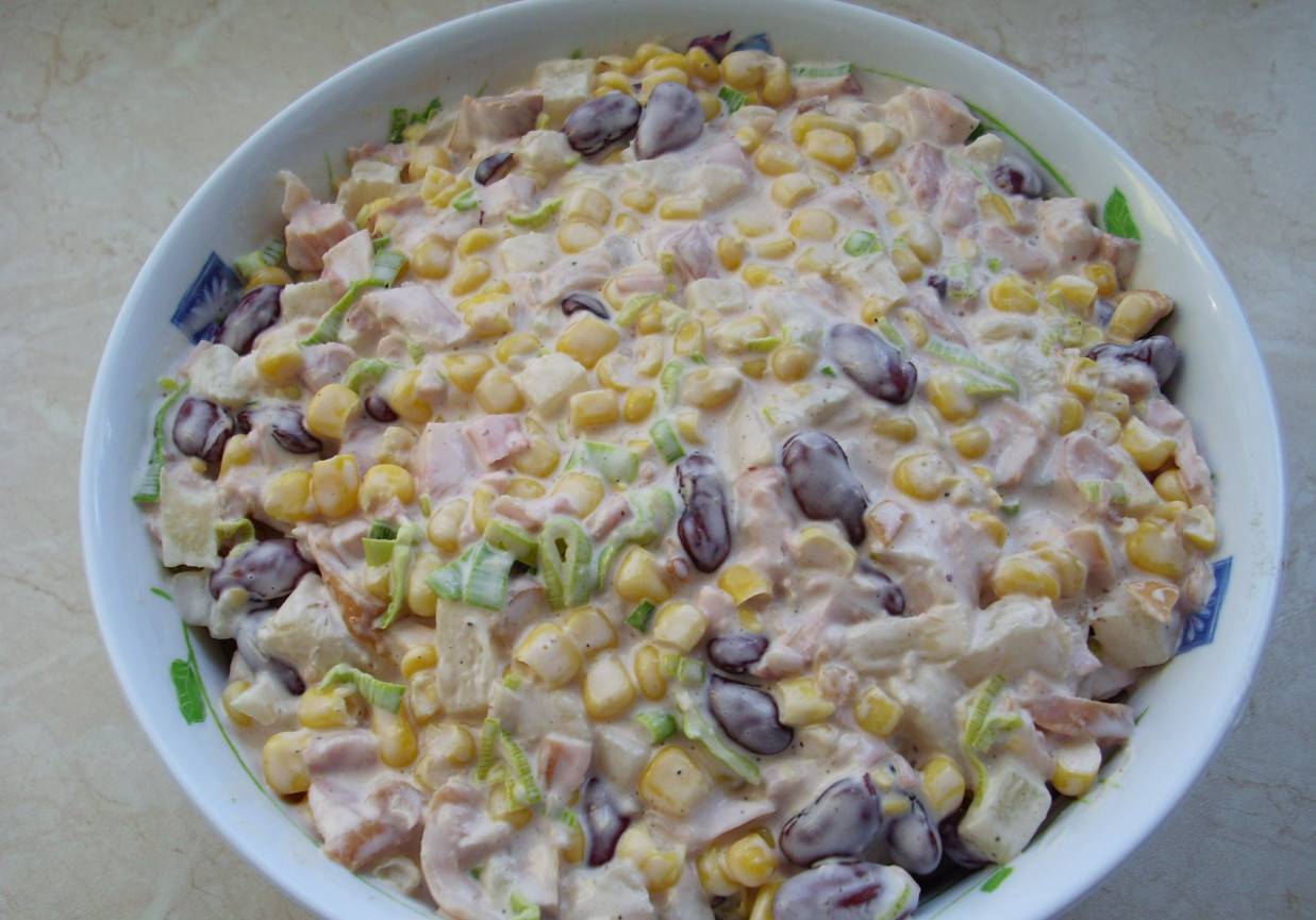 salatka z kurczaka wędzonego foto