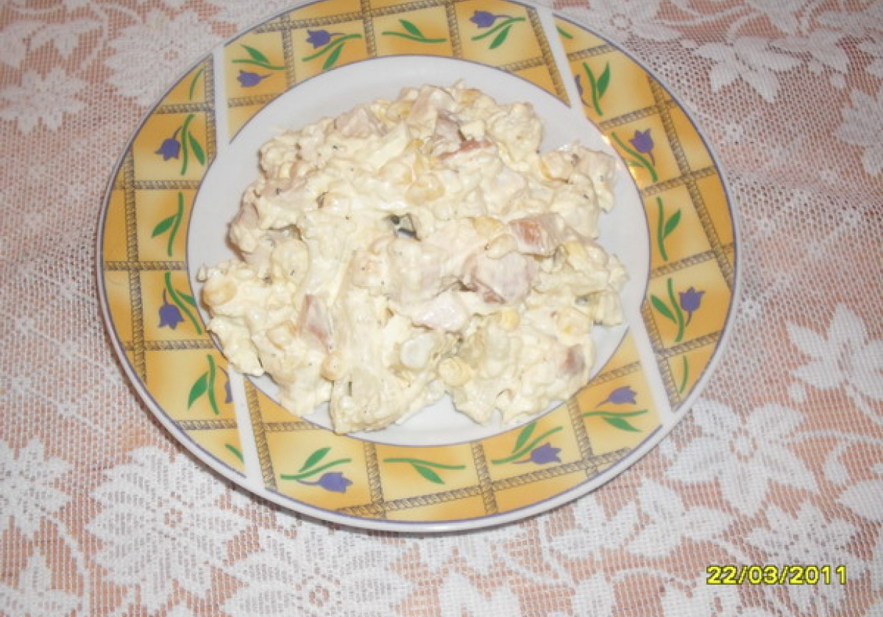 Sałatka z kurczaka z kalafiorem. foto