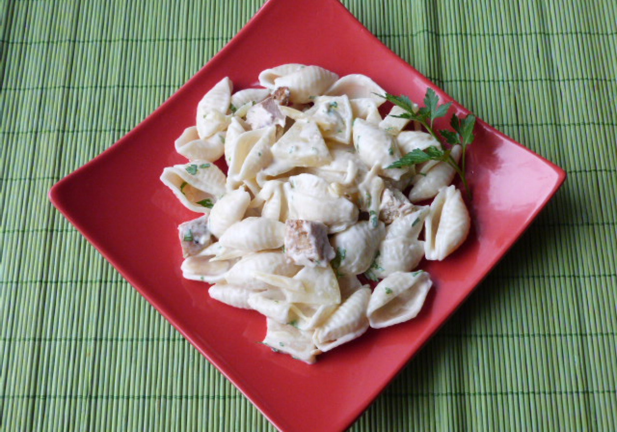 Sałatka z kurczaka z makaronem foto