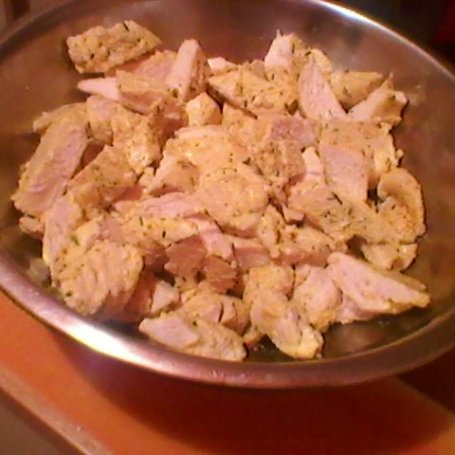 Krok 8 - Sałatka z kurczaka z roszponką i fetą foto