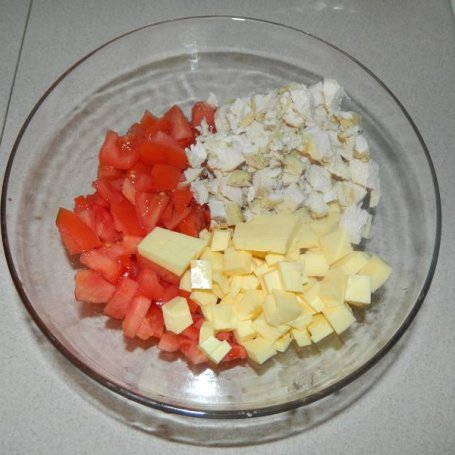 Krok 1 - Sałatka z kurczaka,żółtego sera i pomidorów. foto