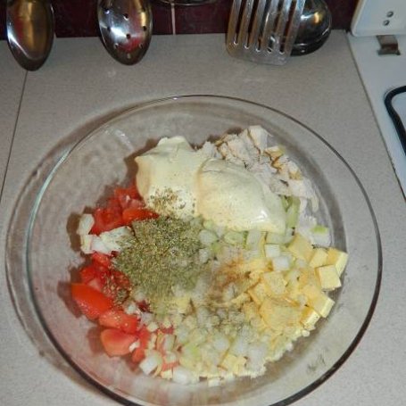 Krok 2 - Sałatka z kurczaka,żółtego sera i pomidorów. foto