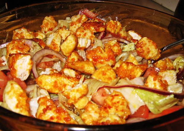 Fotografia przedstawiająca Sałatka z kurczakiem, awokado i sosem włoskim