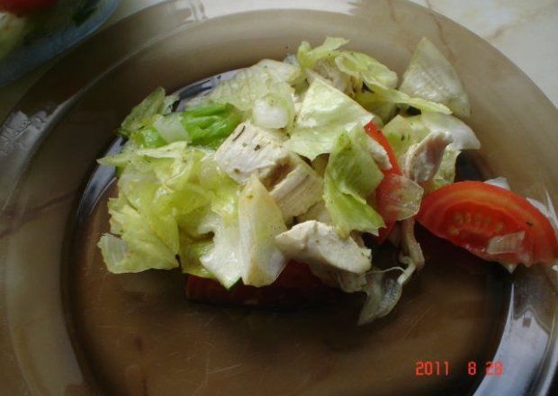 Fotografia przedstawiająca Sałatka z kurczakiem gotowanym