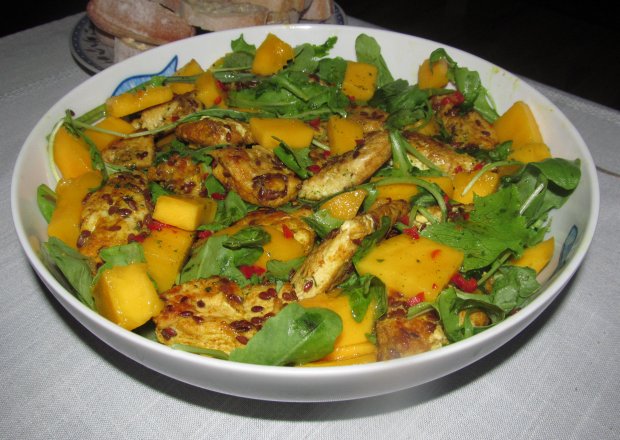 Fotografia przedstawiająca Sałatka z kurczakiem i mango