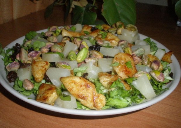 Fotografia przedstawiająca Sałatka z kurczakiem i pistacjami