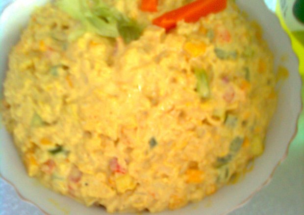 Fotografia przedstawiająca Sałatka z kurczakiem i ryżem
