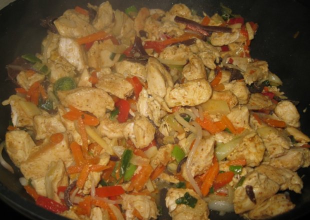 Fotografia przedstawiająca Sałatka z kurczakiem i warzywami \"do dania chińskiego\"
