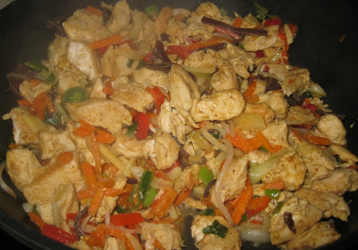 Sałatka z kurczakiem i warzywami \"do dania chińskiego\" foto